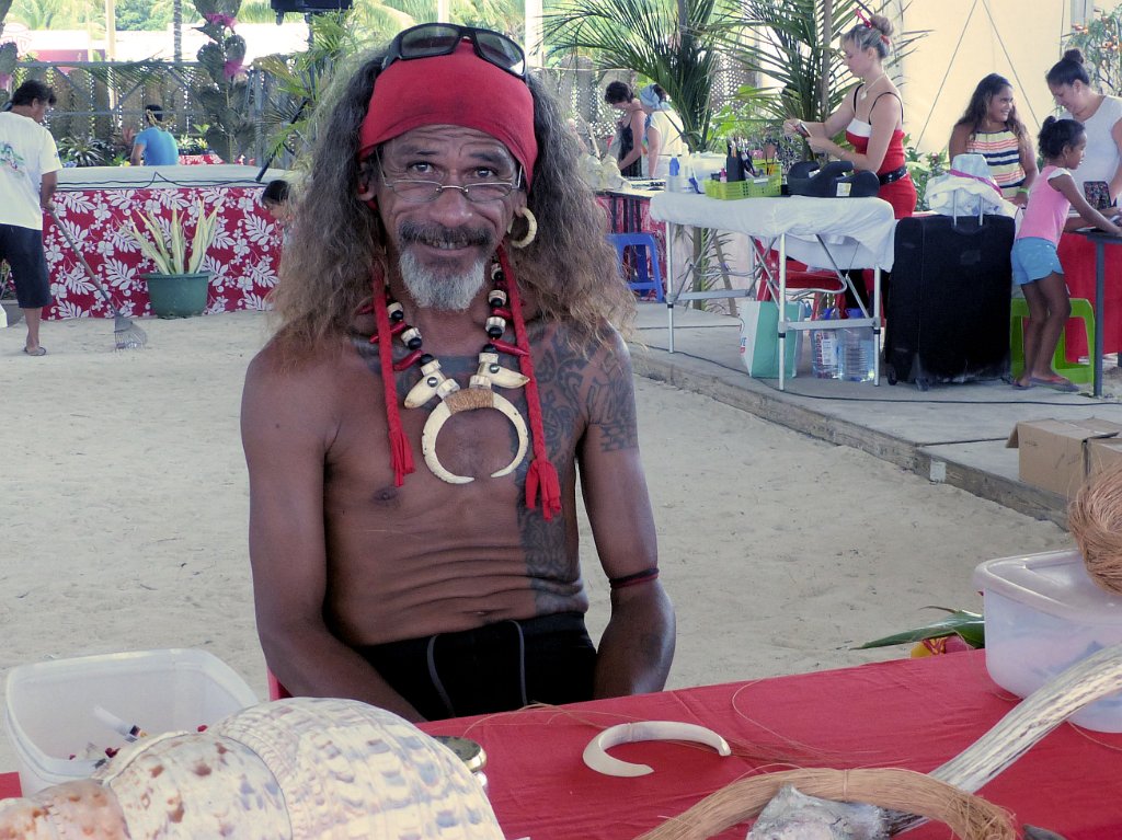 25 - Un original au petit marche de Bora Bora.JPG